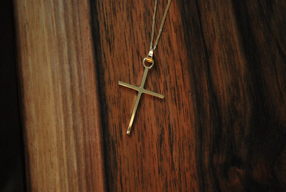 9ct Yellow Gold Cross Pendant and Necklace - Image 5