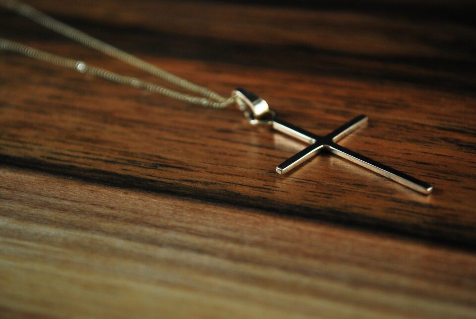 9ct Yellow Gold Cross Pendant and Necklace - Image 2